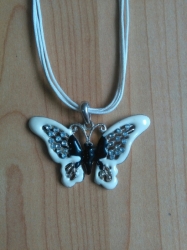 Náhrdelník s bílo - černým přívěskem motýla Jewellery