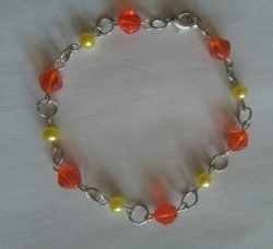 Náramek s oranžovými korálky a žlutými perličkami