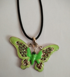 Náhrdelník na kůži se zeleným motýlkem Jewellery