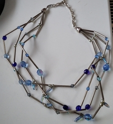 Drátěný náhrdelník s modrými korálky